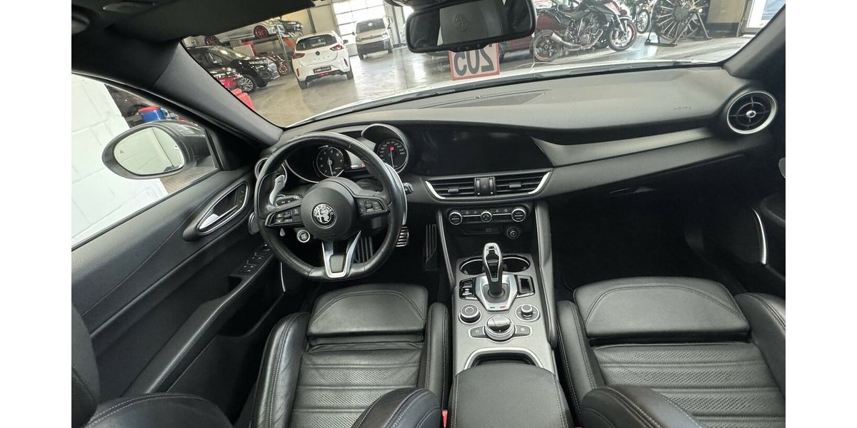 Alfa Romeo Giulia 2.0 Veloce Q4 Turbo Panoramadach Xenon 43.300 km 32.970 &euro; Lich 35423
