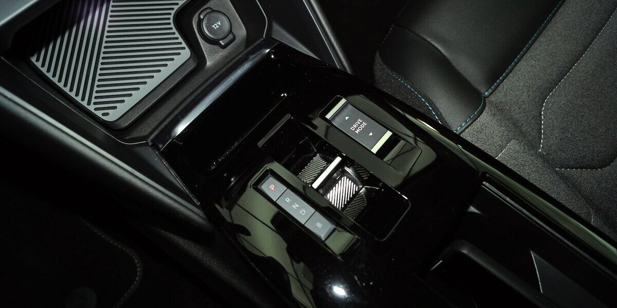 Citroen e-C4 e- 136 Shine 50 KWh LED CARPLAY 43.800 km 17.320 &euro; Lich 35423