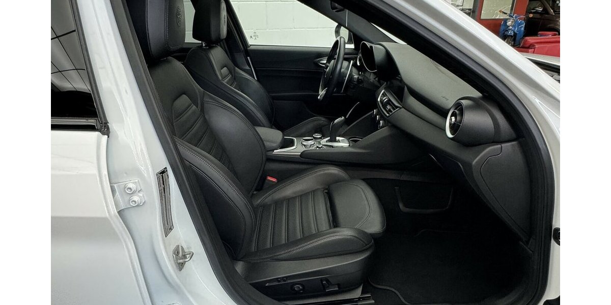 Alfa Romeo Giulia 2.0 Veloce Q4 Turbo Panoramadach Xenon 43.300 km 32.970 &euro; Lich 35423